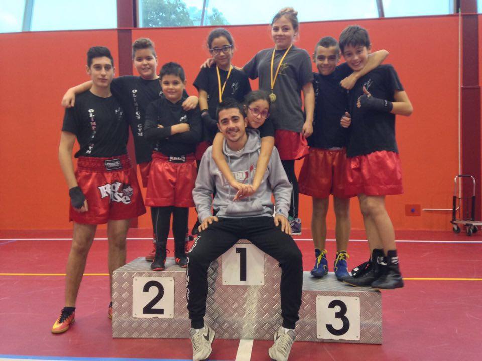 Equipo de base del Olimpos de Orense que tomo parte en el Torneo Infantil de la Esuela de Boxeo El Canario. Alcanzo´el Oro y la Plata por medio de NEREA ALONSO y ALDARA BALTAR y el Bronce de la categoría Infantil de MARÍA RODRIGUEZ. Le acompañan en la imagen XULIO CASTIÑEIRAS, XOEL CASTIÑEIRAS, RUBEN ÁLVAREZ y JULITO RODRIGUEZ que fue Bronce en el último nacional, rodeando a su mentor MANU MIGUEZ.