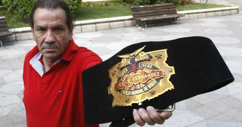 El fallecidoPerico Fernandez mostrando su cinturón mundial. foto web.