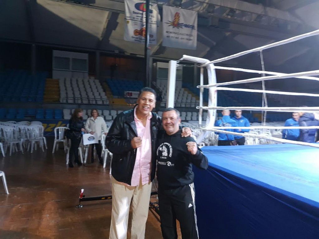 La condición de leyenda viviente del boxeo, hizo que ALFREDO EVANGELISTA fuese requerido para hacer el posado de fotografías. En la imagen con uno de los triunfadores de la noche: el maestro MIKI SÁNCHEZ. A. B.