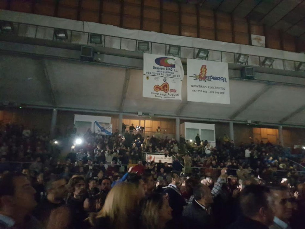 La gran velada de boxeo organizada por el CLUBE LUGUES XÁN PÉREZ, que contó con la colaboración del Ayuntamiento de Lugo y el patrocinio de empresas afincadas, o con delegaciones en la ciudad amurallada, completó por segunda ocasión el aforo del Pabellon Dos Deportes de Lugo. A.B.