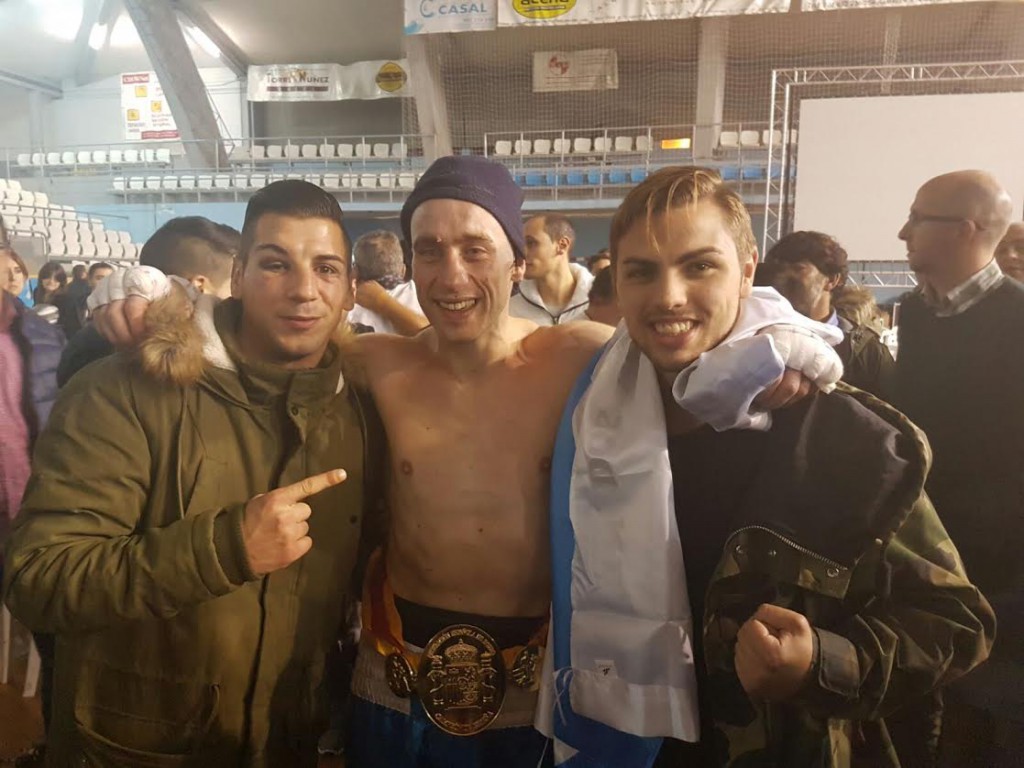 Una vez alcanzada la gloria, el flamante campeón nacional tuvo que comparecer a numerosas peticiones de sus incondicionales que deseaban inmortalizar el momento de tan importante hito del boxeo gallego. En esta imagen El Piña es flanqueado por dos compañeros de guantes como el eterno Borja Martinez que compartió cartel de la velada y el polivalente Alfonso Quintas. A.B. 