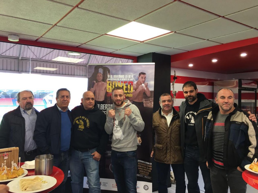 Alberto Piñeiro, Miki Sánchez y Dosi Rocamonde, rodeados de de asistentes a la presentación del campeonato en el antepalco del Deportivo Lugo. foto Club Xan Pérez.