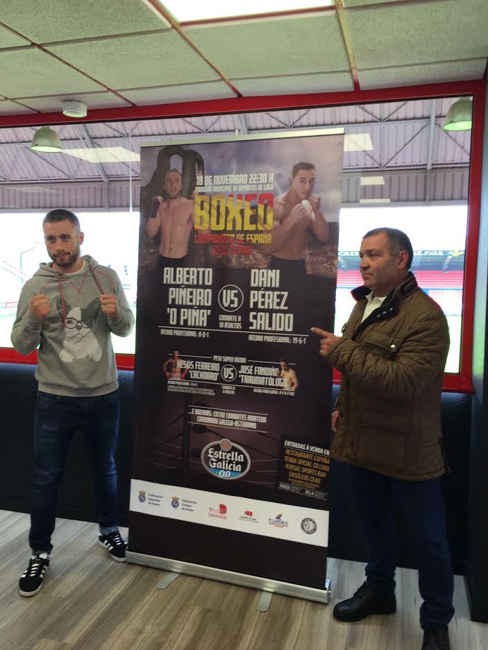 Alberto Piñeiro, el cartel del campeonato y Miki Sánchez. Un dúo de ídolos flanqueando un aficha que puede simbolizar una página de la historia del Boxeo de Lugo.