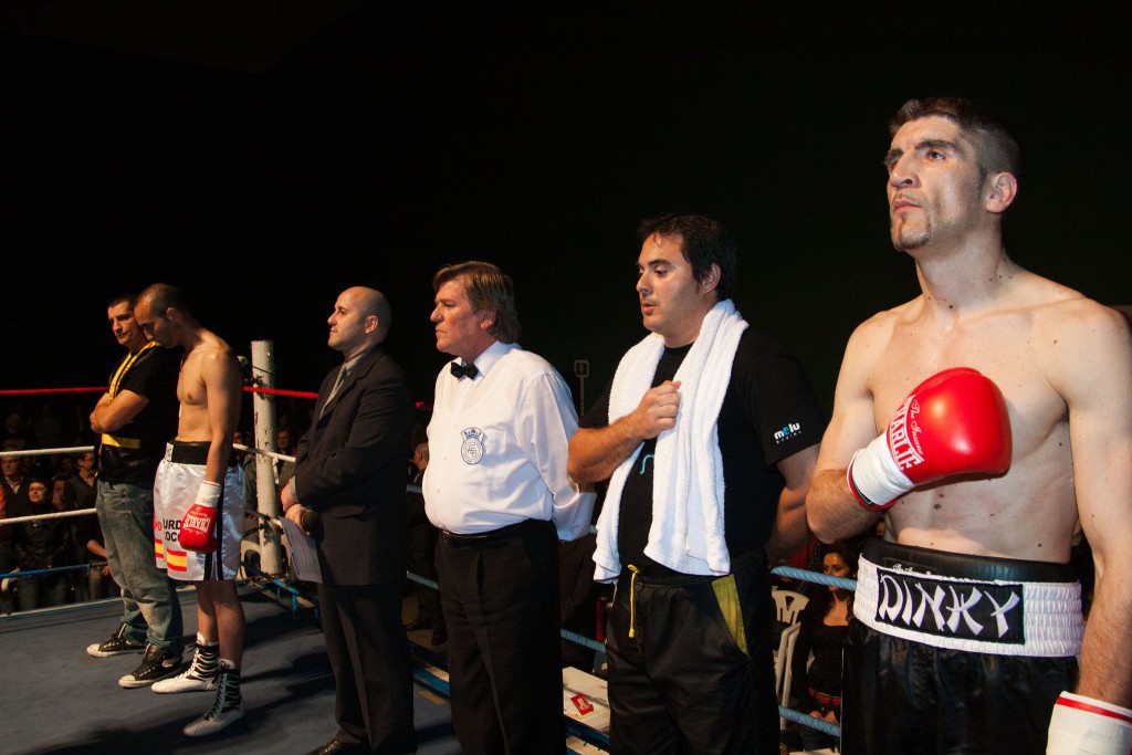 Preliminares del combate en el que Iván Dinky retuvo el título ante Luis García-Morato Crespo. Foto Juan del Rio.