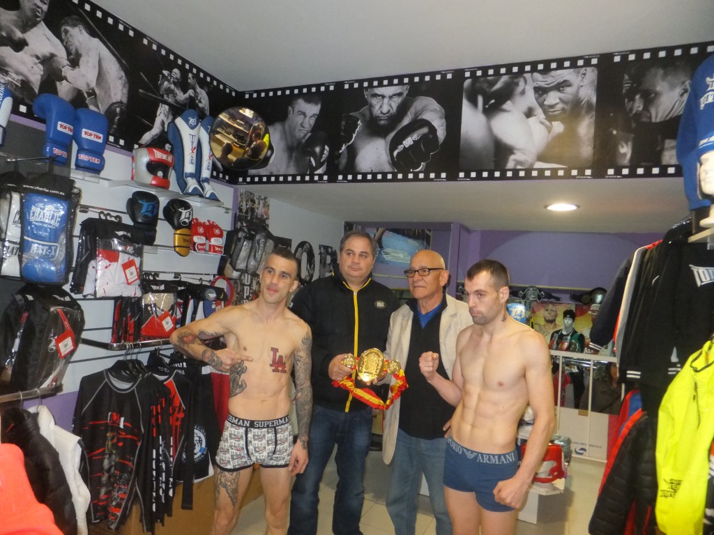 JAVIER DÍAZ , MANUEL PLANAS, el árbitro JAVIER VAZQUEZ y MONCHO MIRAS.