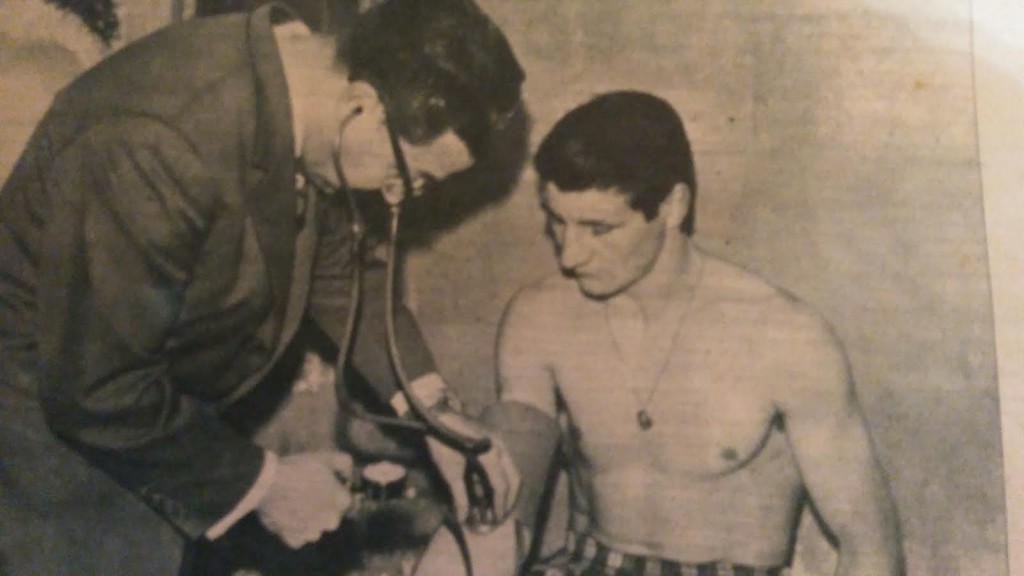 LUIS FOLLEDO CARMONA en el reconocimiento médico previo a su combate con LASZLO PAPP. revista Boxeo.
