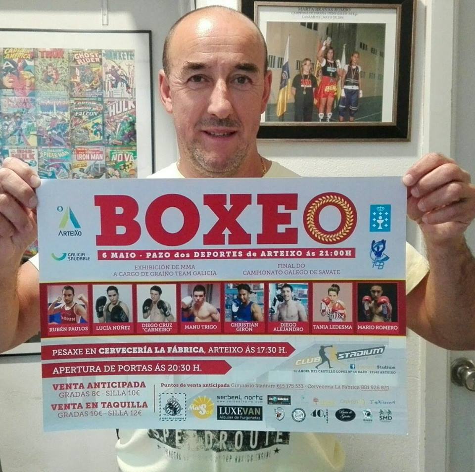 Suso Penela Tajes con el cartel anunciador de la velada del sábado 6 de mayo en Arteixo. web.