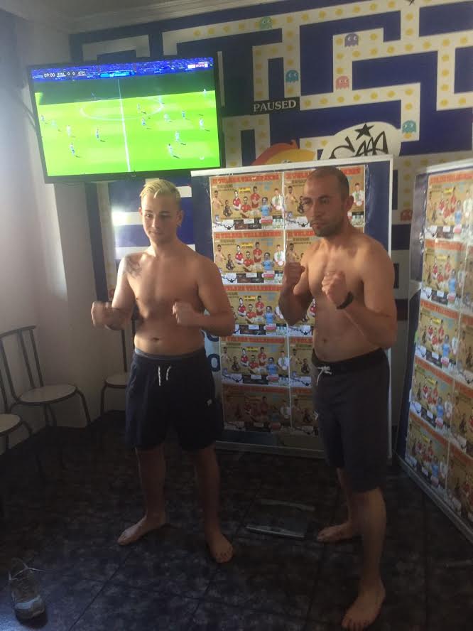 Ramiro Brey y Alberto Loureiro, en el pesaje oficial, están llenando de épica y afición el deporte de los guantes gallegos.