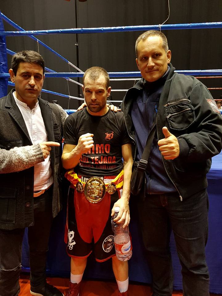 El boxeador de Ames tuvo que atender la demanda de imágenes para el recuerdo con los aficionados, como esta en la que, a la izquierda, posa