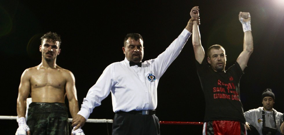 El árbitro Lazaro Carrasco proclama campeón por tercera vez a Moncho "La Amenaza" Miras, a la derecha Fran "Tuareg" Paz