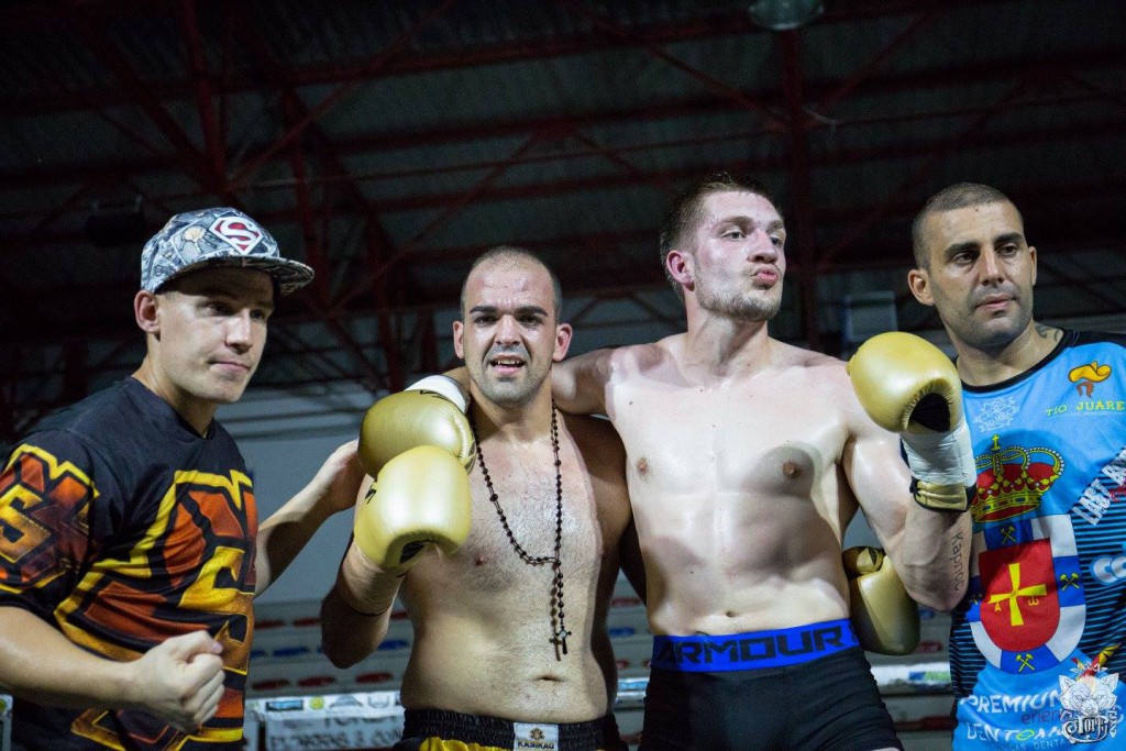 Gran combate y victoria del compostelano Juan Mena.