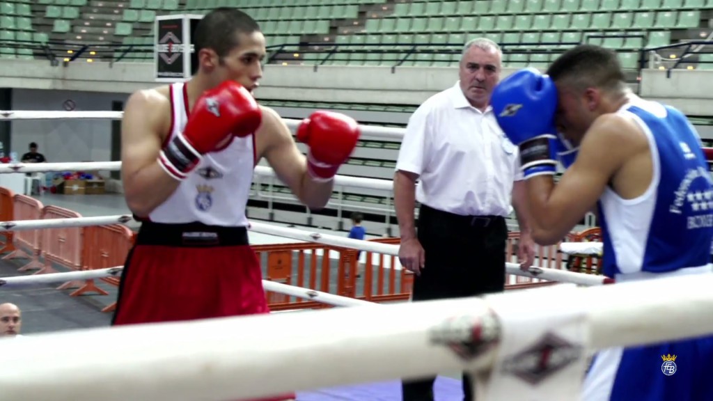 El árbitro del Comité Gallego José Ramón Fernández empezó su andadura en estos campeonatos en el séptimo combate de la Tarde.