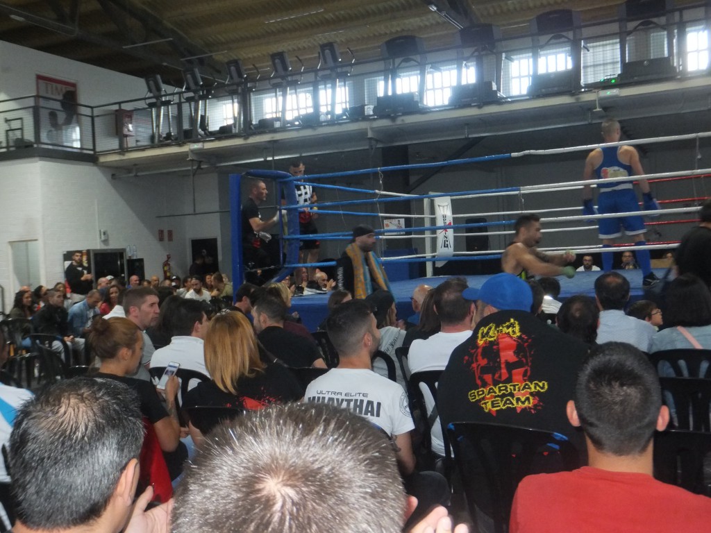 Buena asistencia con presencia de boxeadores y entrenadores ilustres del boxeo. 