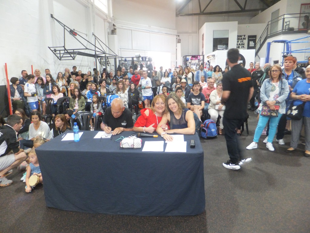 El numeroso público siguió con interés, y aplaudió, las evoluciones de las pruebas boxisticas desde detras de la mesa de jueces con Montse Pérez, Alicia López y Francos Vázquez Corral