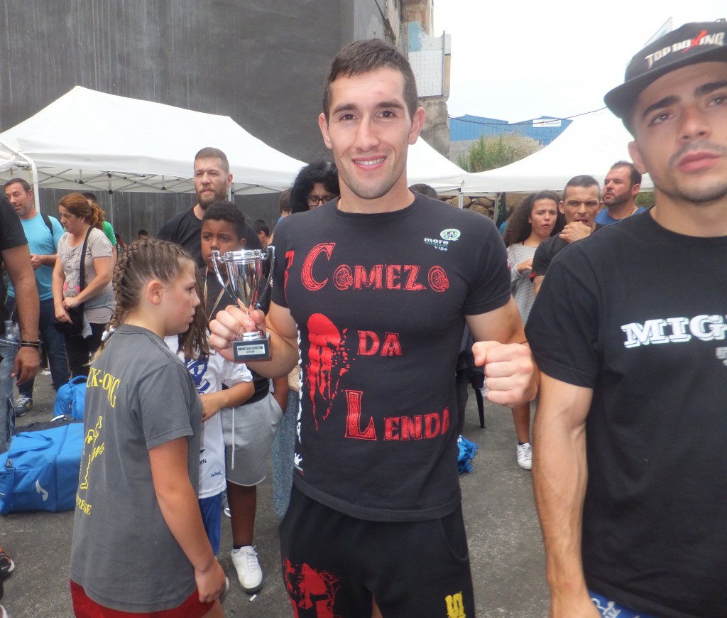 Manu MIguez, a la derecha y Charly López, estuvieron compitiendo en Orense y 10 horas mas tarde estabán con sus jóvenes alumnos en el Campeonato Gallego de Formas, Discapacitados y Veteranos en Fight Factory de Coruña. Eso, más que afición es pasión y vocación.