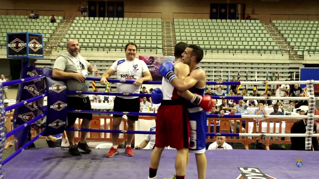 Deportivo abrazo al final de la contienda entre el nuevo campeón Aarón y el segundo clasificado Jhon