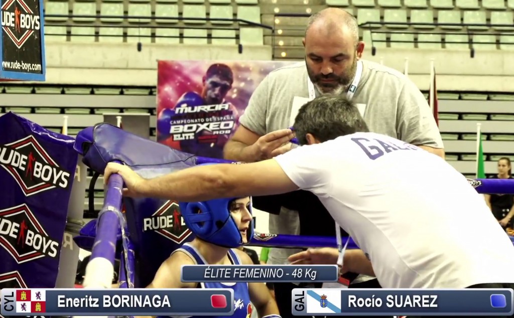 Los capitanes gallegos Luciano Planas y Manuel Jimenez dan las ódenes de combate a Rocío Suárez Gión.