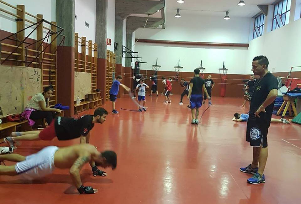 Entrenamiento en el Ludus Box Artabrum con Pablo Castelo en primer téino, y Carlos Vilariño al fondo