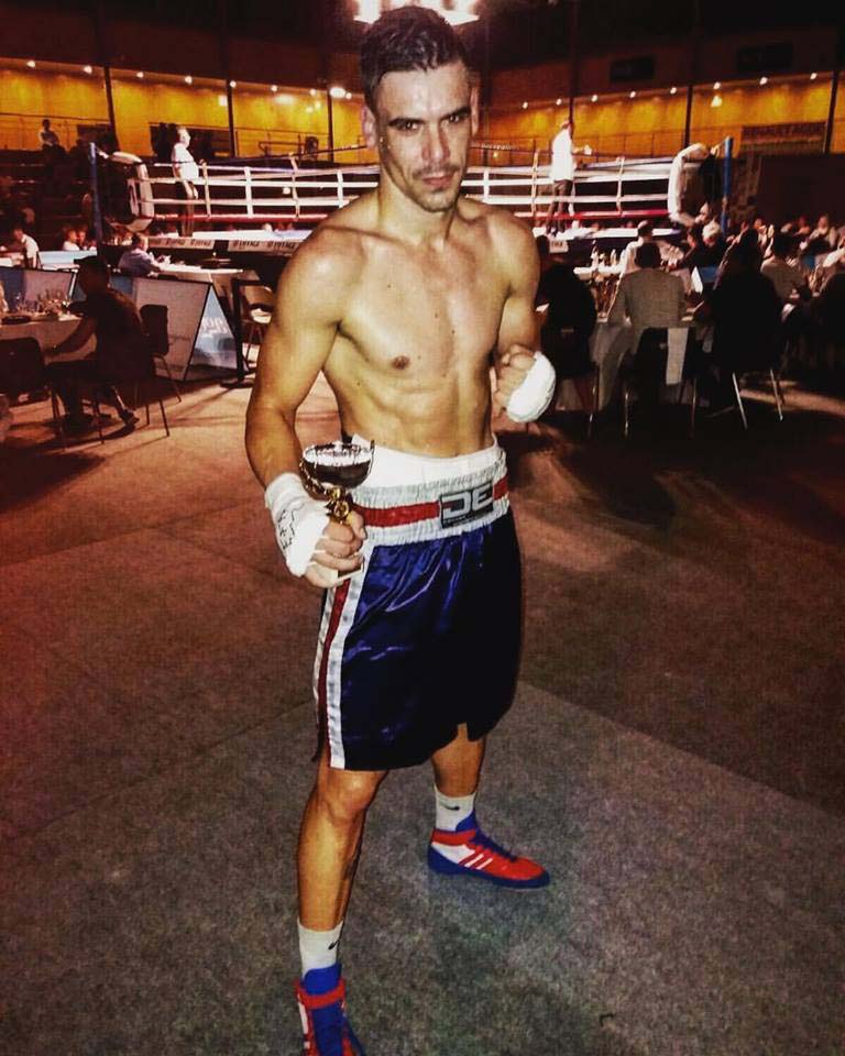Arturo Tomas Gómez además de boxeo ( es el único profesional de la modalidad en Albacete ) tambien compite en K1 profesional y Muaythai. foto web.
