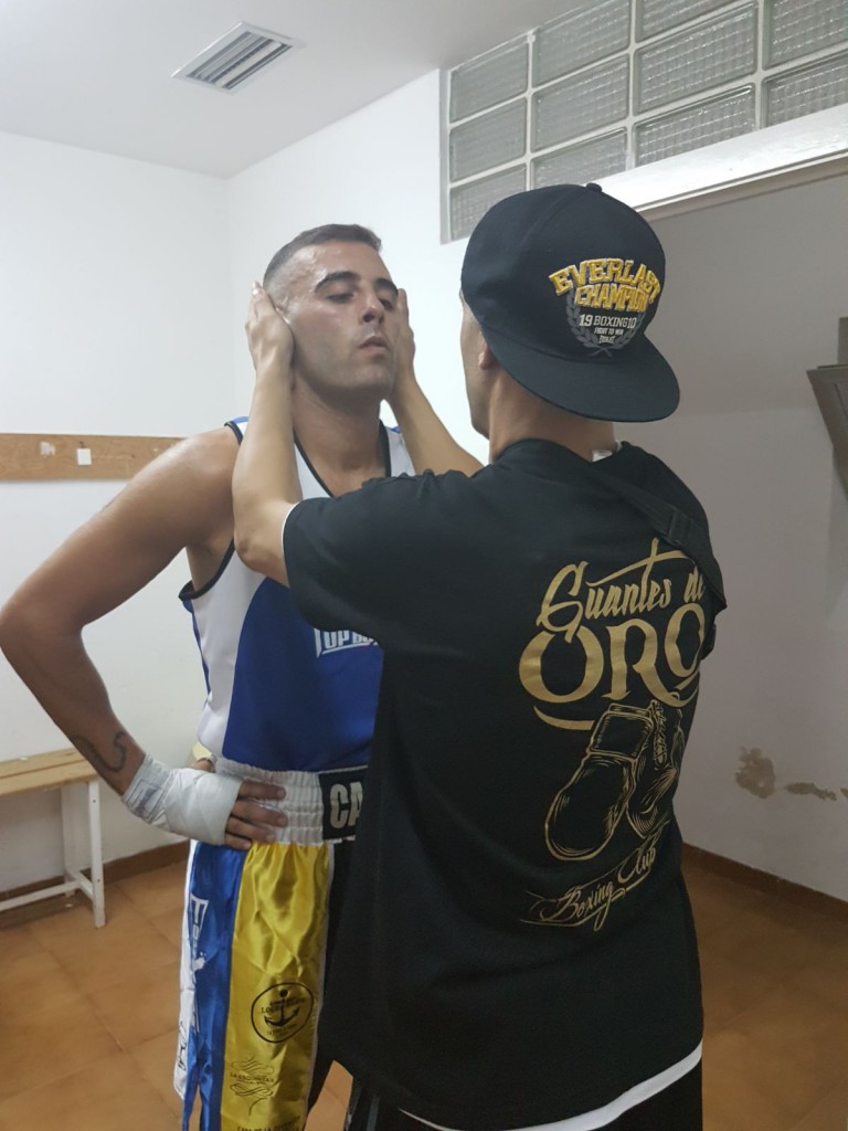 Fran " Tuareg " Paz en los preliminares del combte de su púgil Adrian " El Cazador " Miraz.