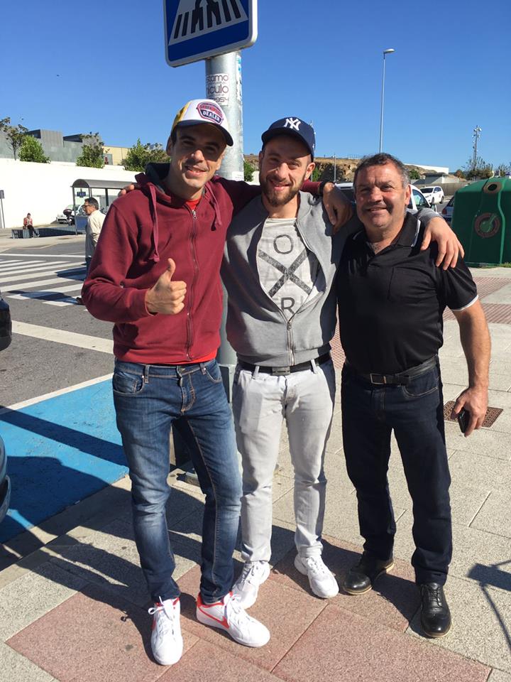 El boxeador almansero Arturo Tomás Gómez recibió este mediodía el alta médica y partió hacia su domicilio, siendo despedido por Alberto Piñeiro y MIki Sánchez. Foto del momento de la despedida cedida por Miki Sánchez.