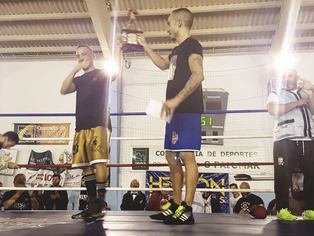 El combate de Luciano Vila y Eloy El Bengala fue declarado mejor competición de la noche. Ambos púgiles con el trofeo otorgado.