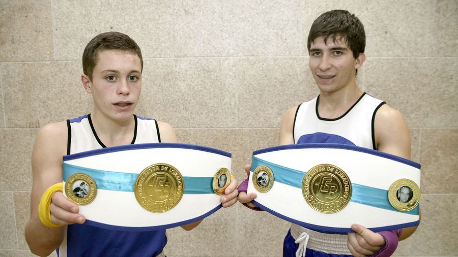 Las jóvenes promesas de El Canario Rubén Perez y Ángel López, posan para La Voz de Galicia con sus Cinturones de campeones gallegos en la imagén de Marcos Creo.