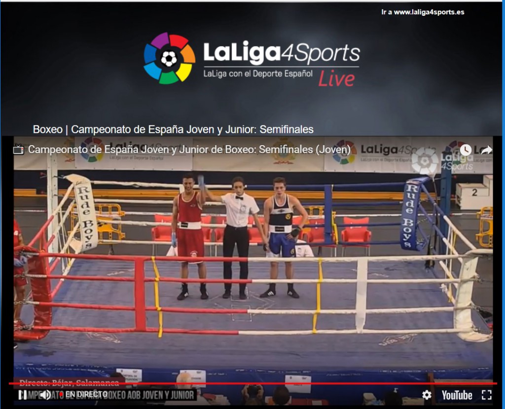 La directora de combate levante el brazo del púgil local, que venció a Ángel López Mayan por decisión dividida. LaLiga4Sports.