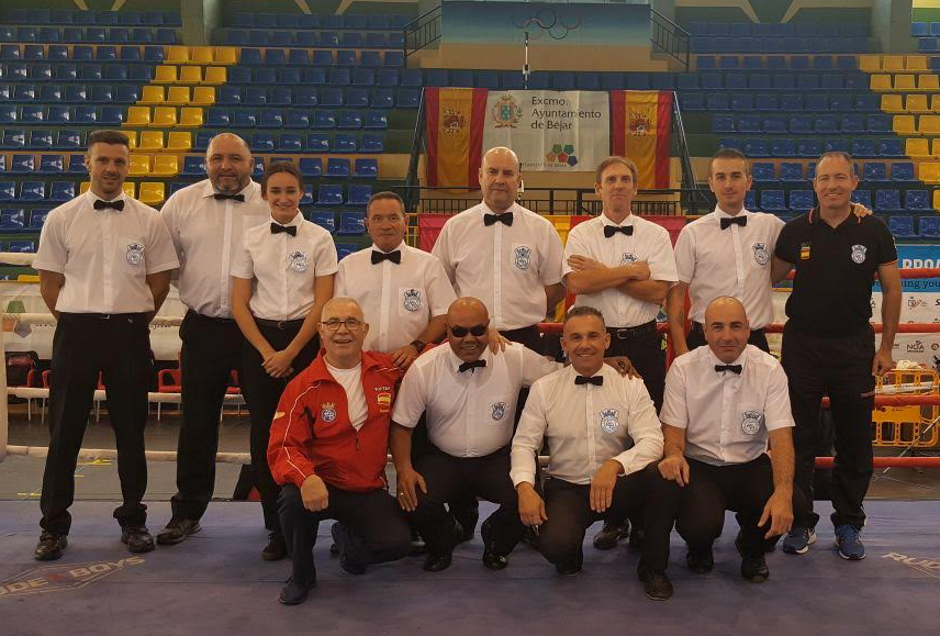 Imagen de los árbitros seleccionados de las distintas territoriales sobre el cuadrilátero de la competición. El representante gallego Miguel Ángel Pardo Figueiroa es el segundo, en cuclillas, por la derecha. Cedida