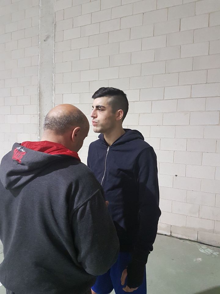 Daniel Sexto recibe los últimos consejos de su profesor en el Ludus Box Artabrun Carlos Vilariño.