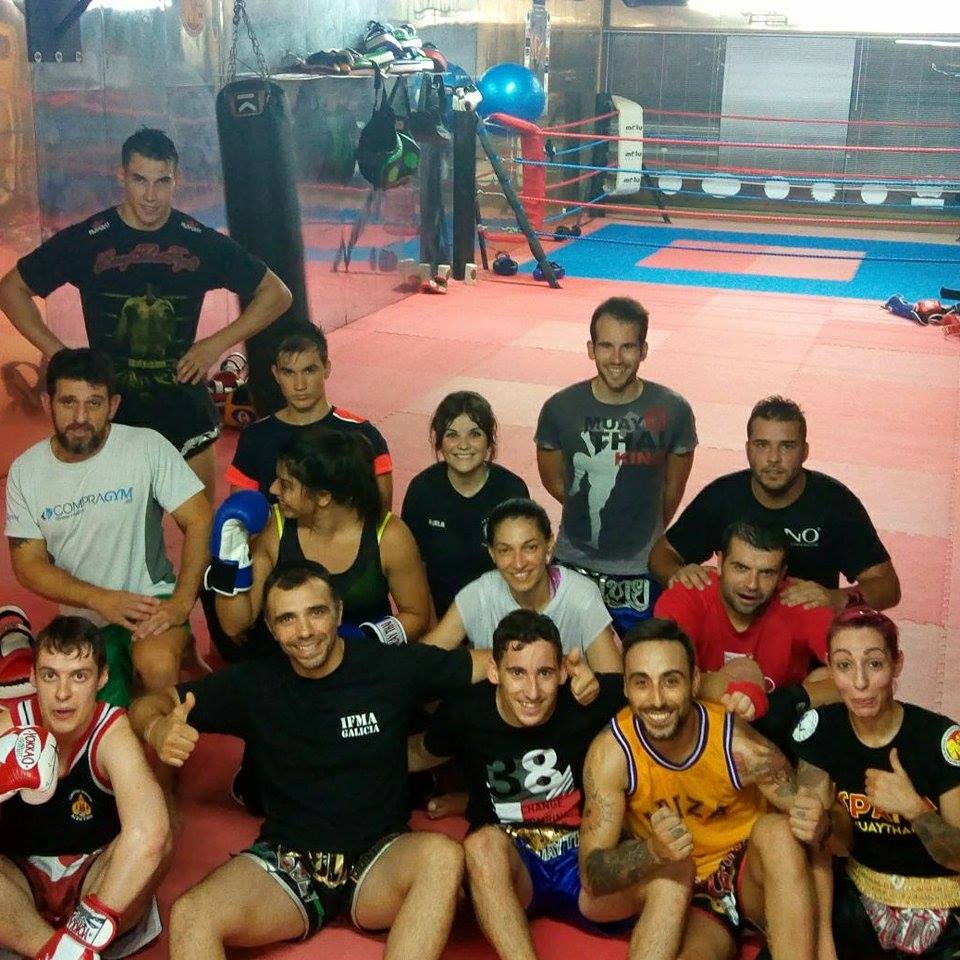 Foto familiar de alumnas y pupilos del Kombat RB. Cortesía del K. RB.