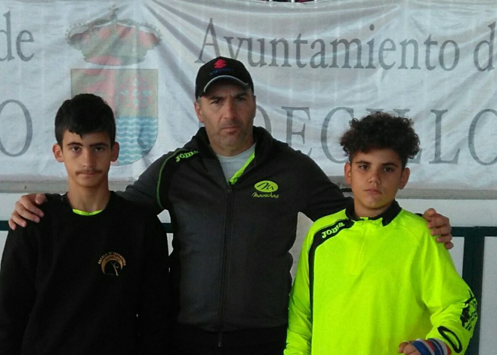 Alfredo Blanco, del Maniotas, con dos de sus alumnos desplazados hasta tierras castellanas