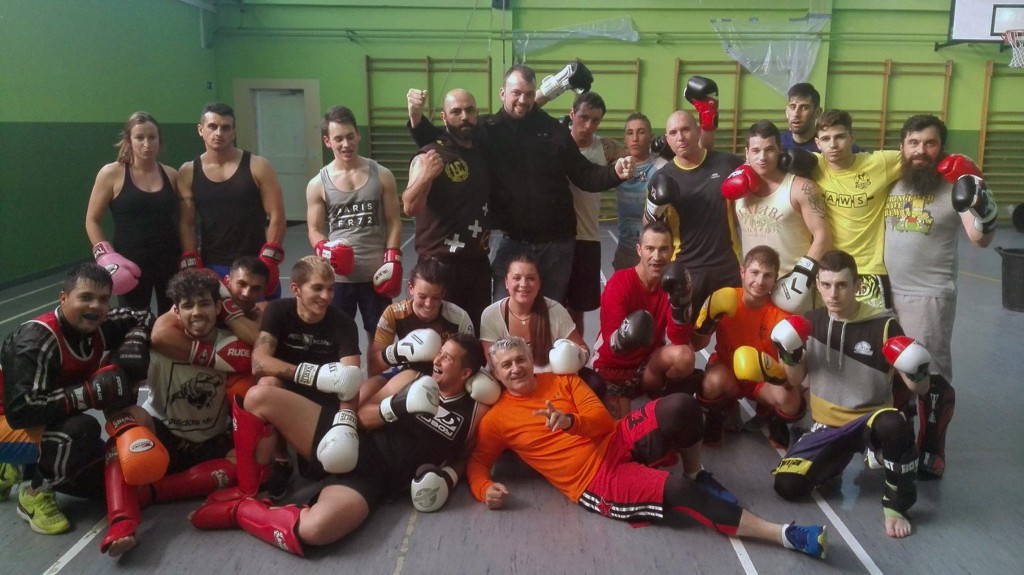 Daniel Creo López de pie ( en el centro ) rodeado de algunos de los componentes del Club de Lucha Noia. foto cortesía de Tono Da Silva.