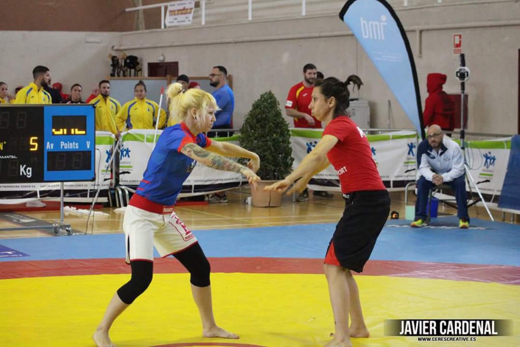 Annabel Suárez (izda) en plena competición de Grappling. foto de javier cedida por annabel suarez.