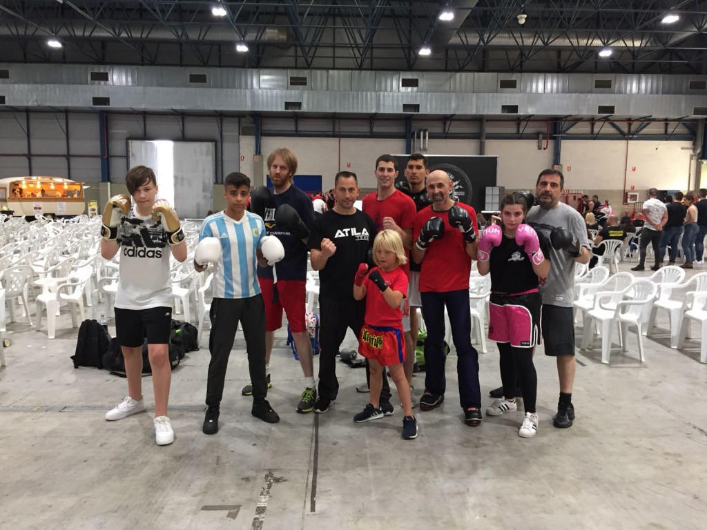 Imagen de algunos de los asistentes a la exhibición de Savate en Villagarcía, con el benjamin Atila "AA " Antelo en el centro. fpoto cortesía de Antelo Team. 