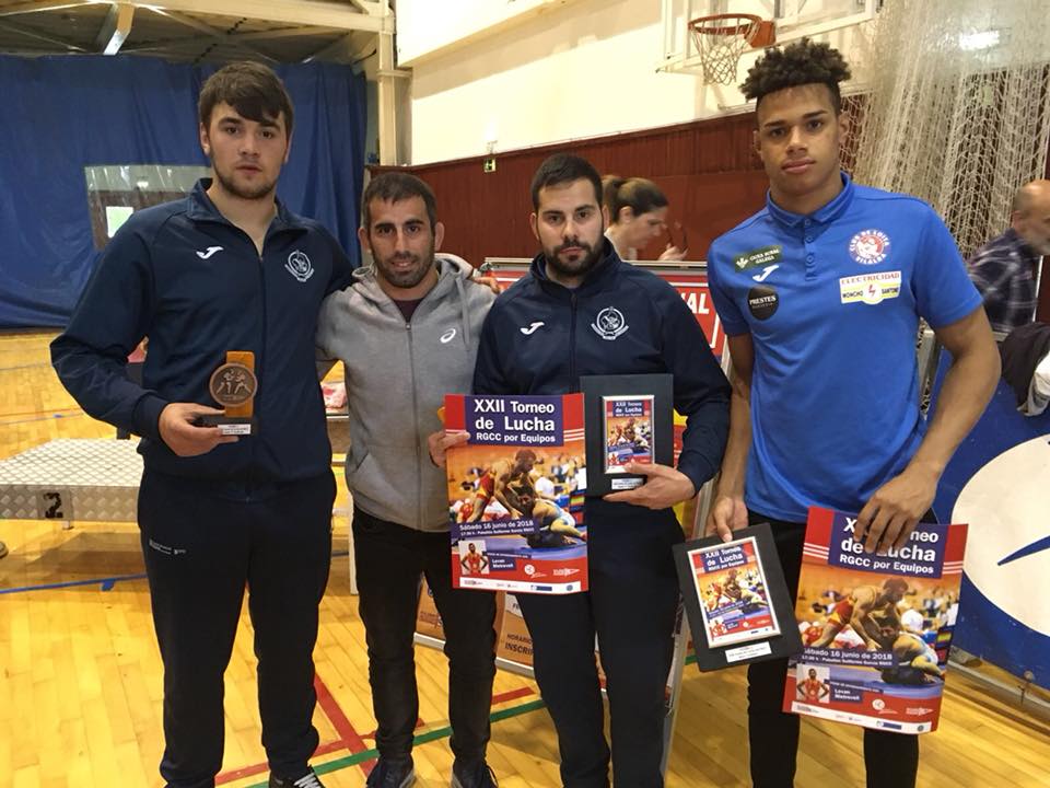 Arón Ayude Pallas (izda) consiguió la medalla de Bronce en la Liga Nacional Absoluta de Lucha. Asimismo es Campeón de España de Boxeo y demás galardones y trofeos internacionales en otras disciplinas.