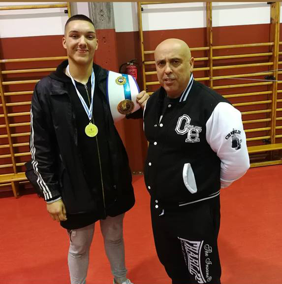 El joven alumno ( apenas 16 años le contemplan ) Roberto Fernadez Barrul, del Ludus Box Artabrum que pilota Carlos Vilariño, tendrá su bautismo internacional en Portugal. cedida