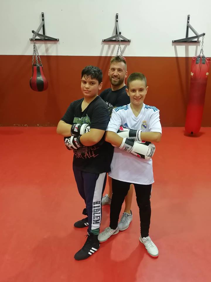 Los jóvenes competidores Palmero y Ezequiel Barrul, posan con su flamante técnico Eloy Figueira López en el Ludus Box Artabrum Abraham