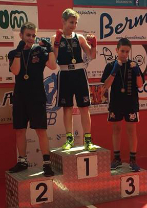 Abraham Palmero con su medalla de Bronce conseguida dentro de la categoría de 13 a 14 años. cedida
