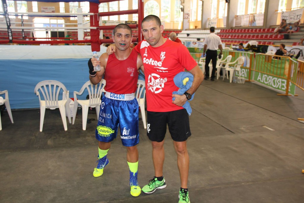 Alex Barros del Sagabox, en la imagen con el técnico Israel Benitez, fue uno de los destacados en los nacionales. Cedida