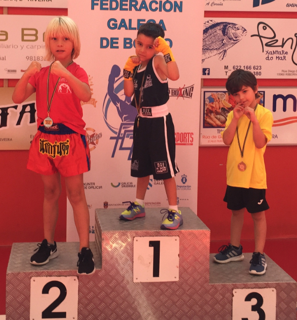 Anibal Antelo Martínez en el segundo escalón del cajón, exhibiendo su medalla de Plata en la categoría de 6 a 8 años. cedida