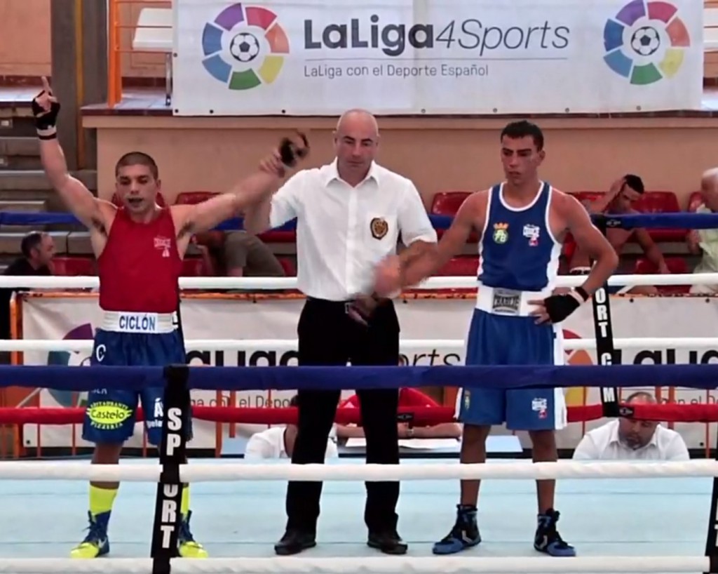 El boxeador del Sagabox de Vigo, está que se sale. Otro buen triunfo para Alex "El Ciclón " Barros. LaLiga4Sports