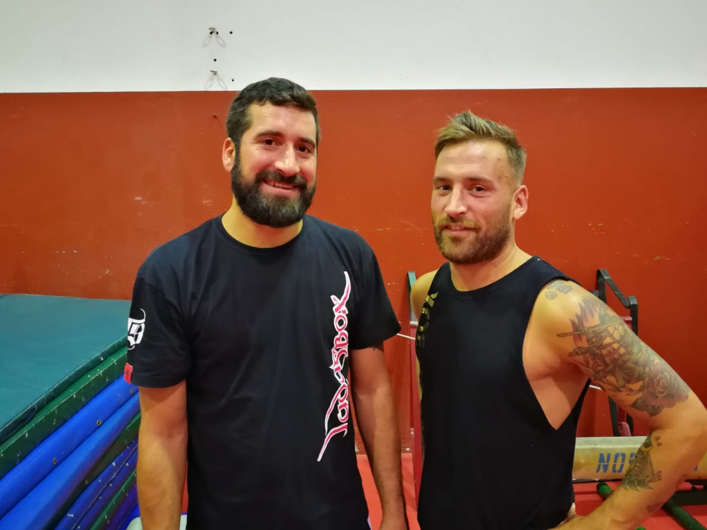 El técnico Eloy Figueira, en un descanso del entrenamiento con su amigo y discípulo David Pujales que debutará en la velada del viernes día 7.