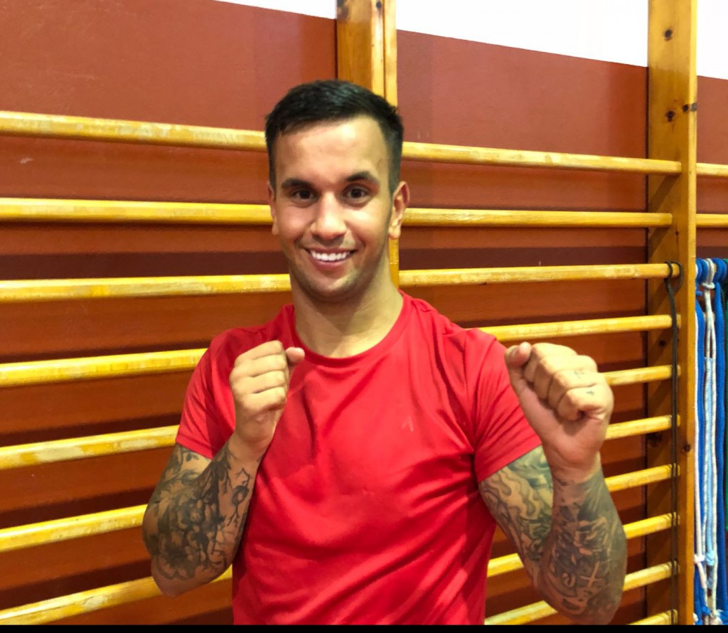 La Perla Martinez, antes de iniciar el entrenamiento, posa en guardia para los lectores de boxeodemedianche.