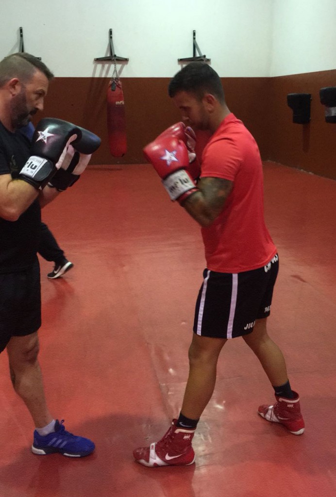 David Martinez Gómez ejercita la técnica de guantes con su compañero del Ludus Box . . . . 