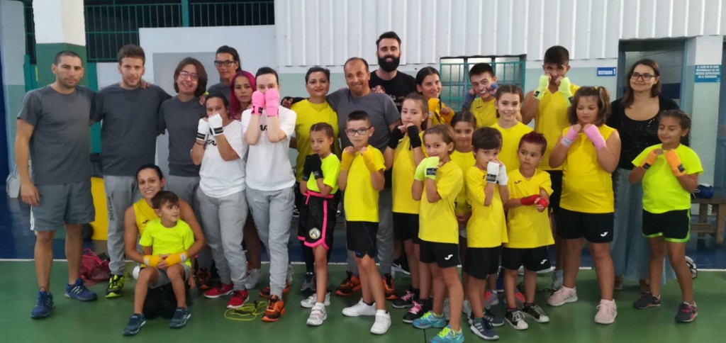 Equipo de la Escuela de Boxeo El Canario en el Pabellón de A Cañota. foto cedida por Israel Benitez.