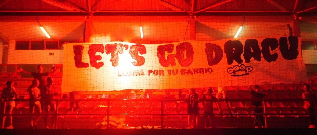 Volvió a enardecerse el público del Polideportivo a la salida al cuadrilátero de David Pujades entre pancarta y luces de colores. foto Rubén barral.