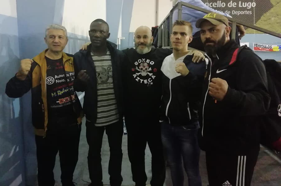 En la imagen Goyo Rubio y Daniel Moukoko, protagonista de un grande y disputado combate, con sus entrenadores. foto cedida.
