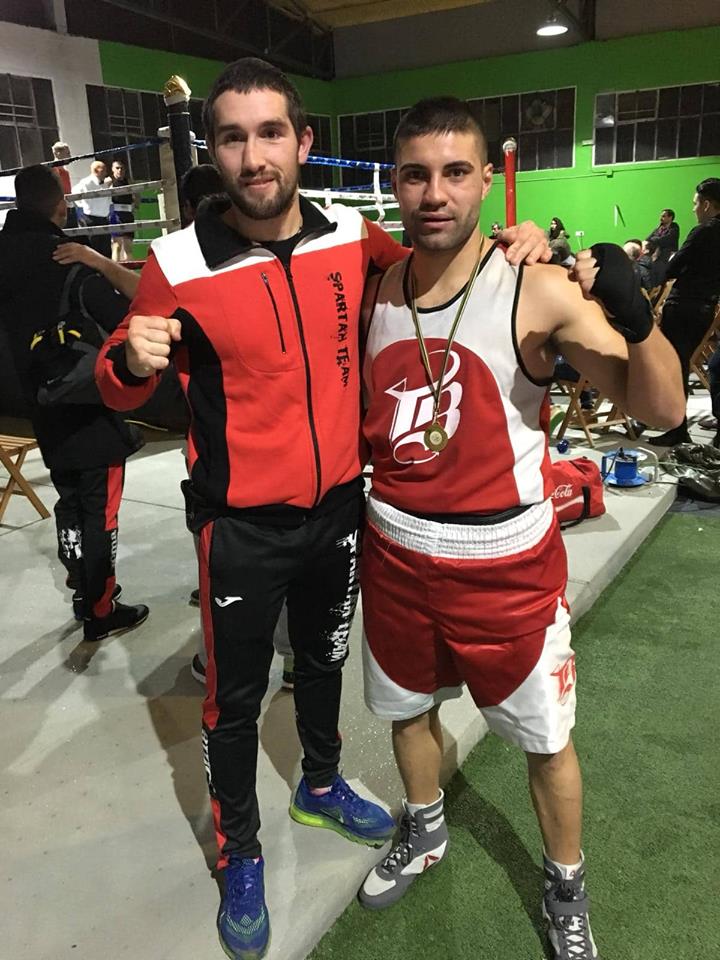 Charly López no solo obtuvo una triunfal cosecha personal durante 2018. También sus alumnos de base en el Club Spartan Team alcanzaron laureles y trofeos que ya forman parte de las vitrinas del Club. En la imagen con el flamante Ismael Pérez alcazó el Campeonato Gallego de Clubes Para el Spartan Team de Tomiño. Cedida