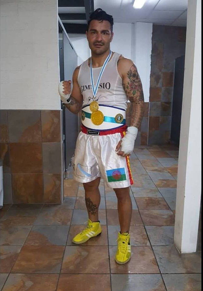 Manuel " NONO " Jiménez es un gladiador que destaca en las disciplinas de Boxeo y Kick. Forjado en el Olimpo`s, posa con el último Cinturón de Campeón Gallego logrado en Coruña. foto cortesía de Manuel Jiménez.
